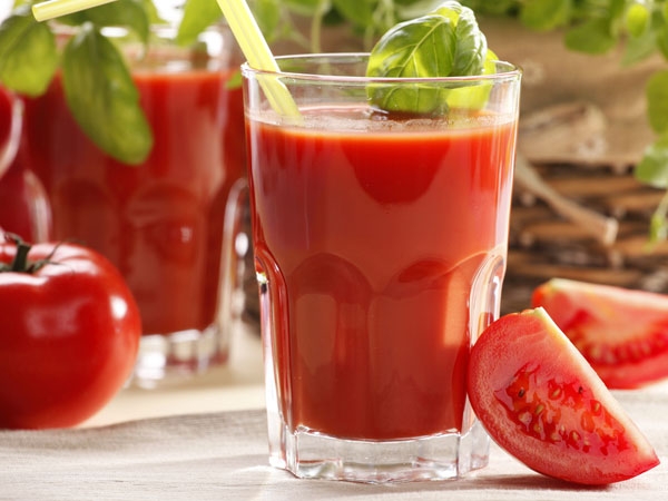 Cà chua - lượng vitamin C trong nước ép cà chua rất nhiều giúp cơ thể phục hồi nhanh chóng.