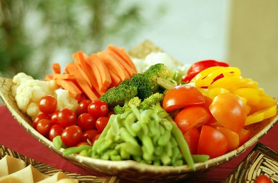 Ngoài ra, những loại rau xanh đậm như: rau cải, cải thảo, cải xoăn, ớt ngọt xanh,…cũng là những loại thực phẩm giúp xương chắc khỏe.