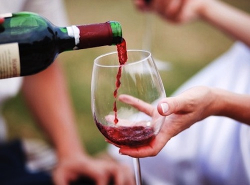 Rượu vang - Thụy Điển đã chứng minh rằng rượu vang có công dụng hữu hiệu trong việc ngăn chặn sự phát triển của các triệu chứng suy thoái xương khớp, giảm nguy cơ thoái hóa xuống những  50%.
