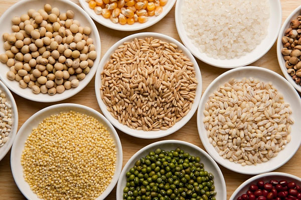 Các loại ngũ cốc như gạo lứt, lúa mỳ, lúa mạch đen, bắp rang,…và các loại hạt, ngũ cốc nguyên hạt đều là những thực phẩm chứa nhiều Vitamin và khoáng chất có khả năng tăng miễn dịch...