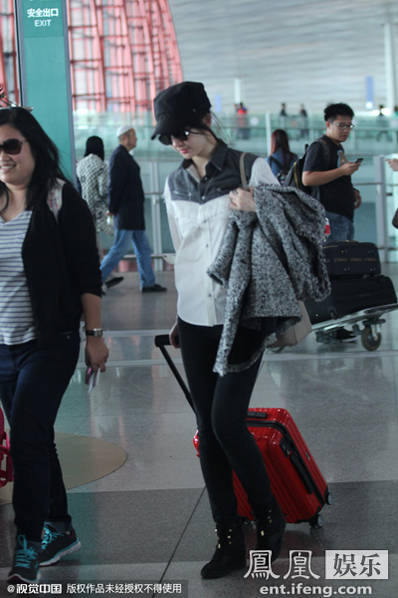 Hình ảnh mới nhất của Lưu Diệc Phi khi xuất hiện tại sân bay.