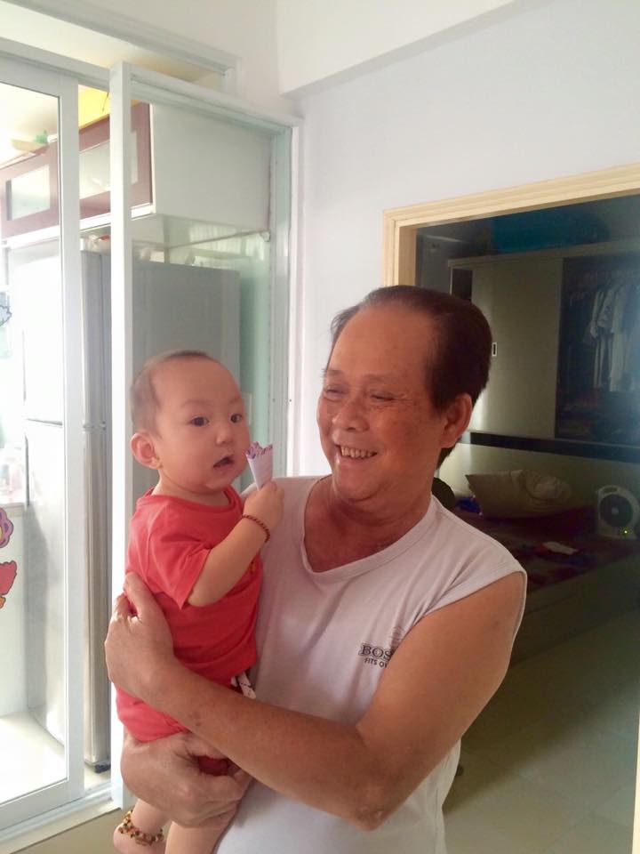 Ông nội Su Hào cũng rất vui khi có cháu.