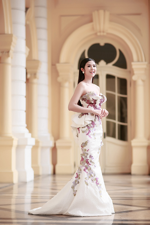 Với gu thời trang tinh tế, Hoa hậu Việt Nam 2010 luôn thu hút người nhìn với vẻ đẹp sang trọng, quyến rũ.