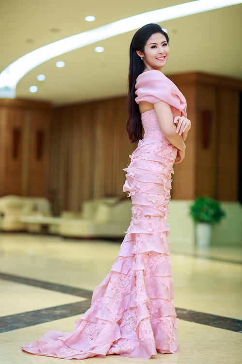 Hoa hậu Ngọc Hân thể hiện nét nữ tính đầy lãng mạn với bộ váy hồng rạng rỡ.