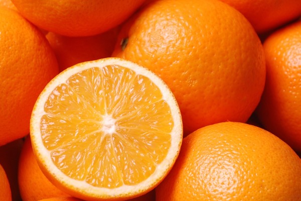 Trong quả cam có chứa một làm lượng Vitamin C khá lớn, ngoài ra còn có thêm canxi, hàm lượng axit.