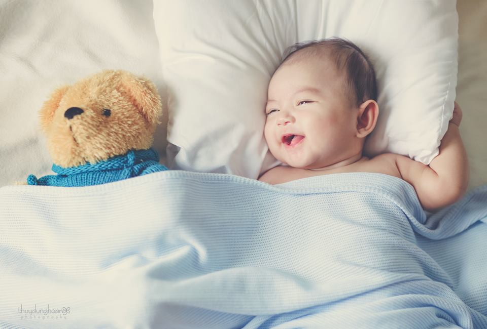 Con trai Khánh Thi cười 'toe toét' khi được nằm cạnh gấu.