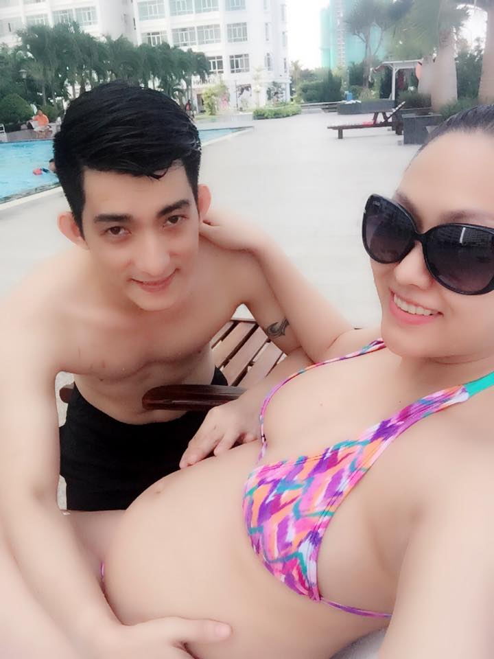 Phi Thanh Vân diện bikini, khoe bụng bầu 6 tháng cùng chồng tạo dáng bên hồ bơi.
