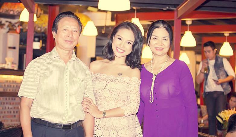 Thanh Vân Hugo hạnh phúc khoe hình chụp chung cùng bố mẹ.