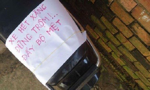 Có lẽ chủ nhân chiếc xe rất thương kẻ trộm nên mới viết giấy để lại nhắn nhủ...