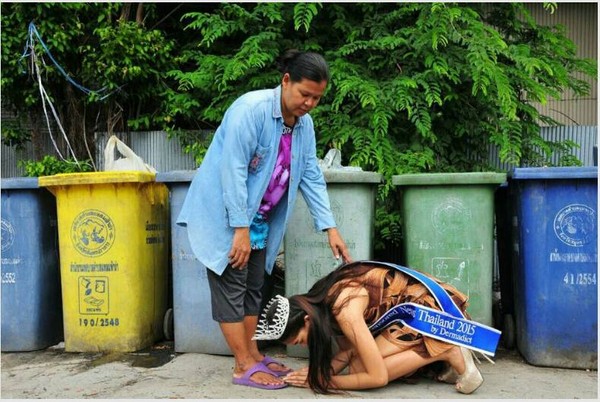 Rơi nước mắt nhìn Hoa hậu Thái Lan quỳ lạy mẹ bán ve chai