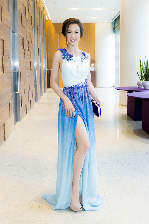 Top 5 Hoa hậu Việt Nam 2014 Vũ Ngọc Anh khoe vẻ đẹp gợi cảm, sexy với đầm xẻ cao quá đùi của nhà thiết kế Xuân Lê khi tới tham gia một sự kiện. Gam màu xanh kết hợp trắng nhã nhặn giúp người đẹp tôn lên vẻ thanh lichjm quyến rũ.
