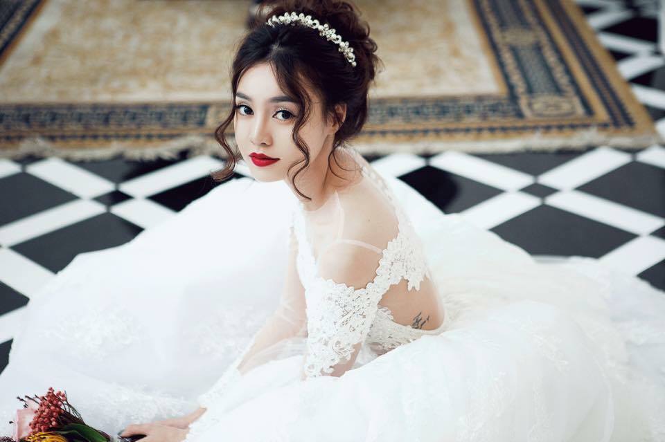 Ninh Dương Lan Ngọc trở thành cô dâu xinh đẹp khi diện váy cưới trắng tinh khôi. Cô bày tỏ “Ngày mai sẽ làm vợ người ta. Biết ai đây trời ơi”.