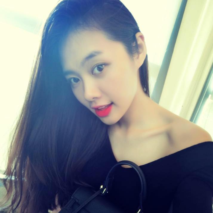 Linh Chi lộ gương mặt V-line xinh đẹp sau khi công khai bạn trai.