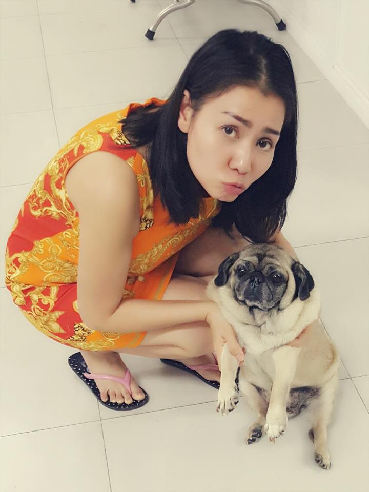 Thu Minh nhắng nhít, chụp hình tạo dáng cùng cún cưng của nhà.