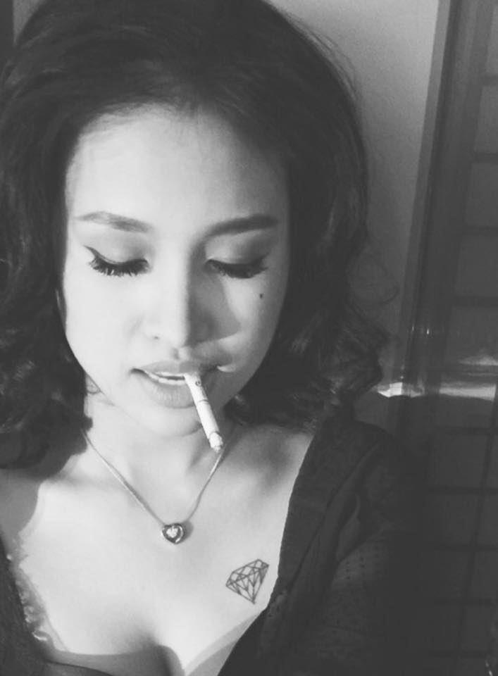 Thanh Vân Hugo hóa đàn bà 'hư' với hình ảnh 'lẳng lơ', hút thuốc.