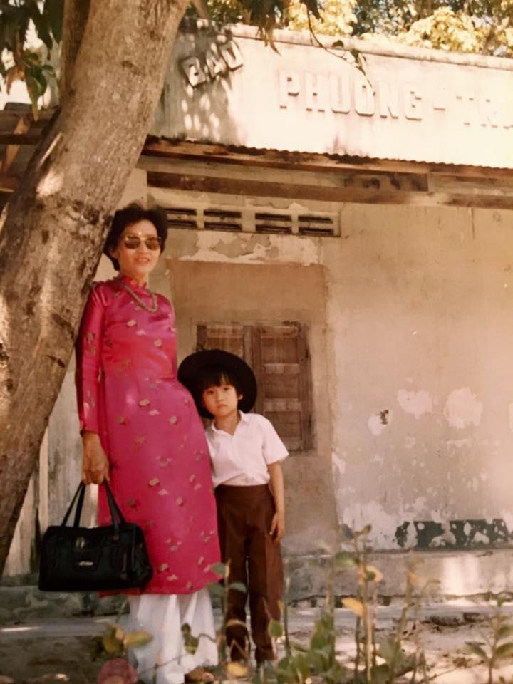 Dương Triệu Vũ khoe ảnh ngày bé chụp cùng mẹ với dòng chú thích “Ngày xưa mặc đồ cũng thời thượng lắm chứ bộ”.