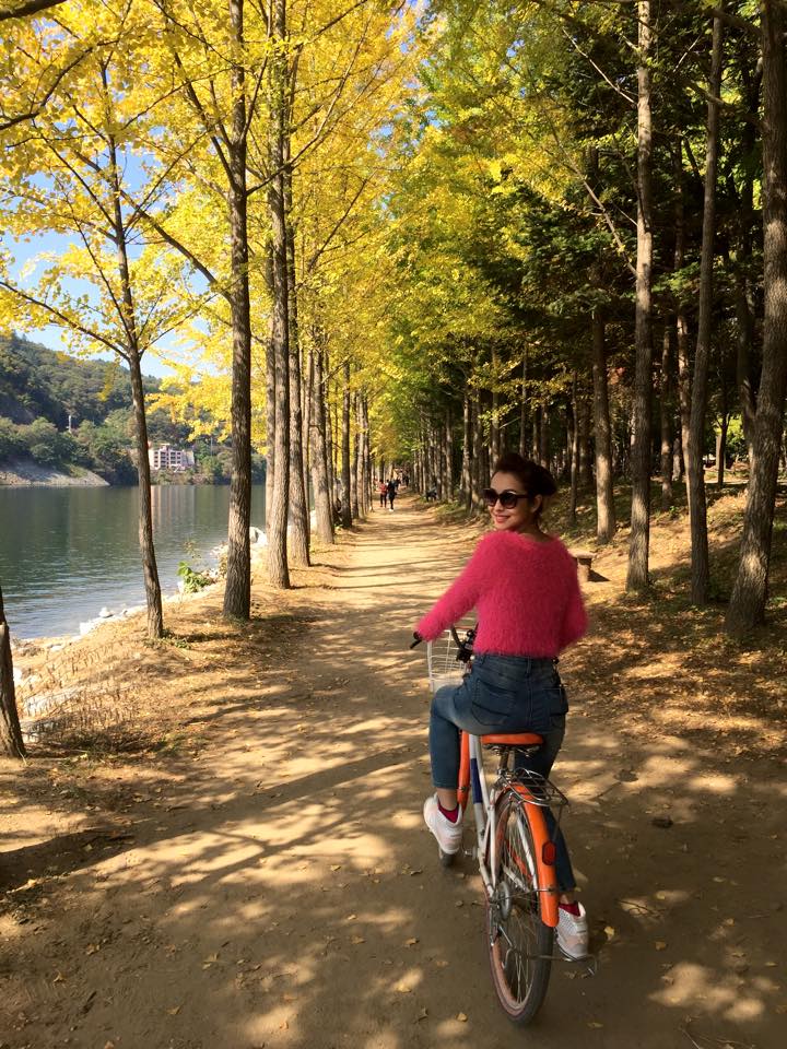 Học tập Minh Hằng, Jennifer Phạm cũng đạp xe dạo phố ngắm Hàn Quốc.