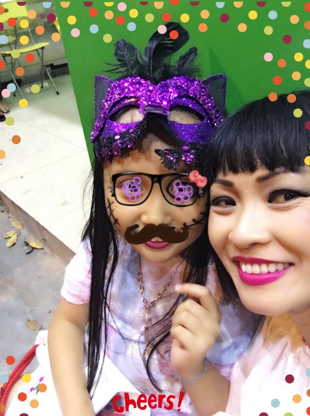 Phương Thanh lần đầu khoe con gái dễ thương kèm dòng chú thích hài hước '2 chị e đi chơi Lễ hội Halloween'.