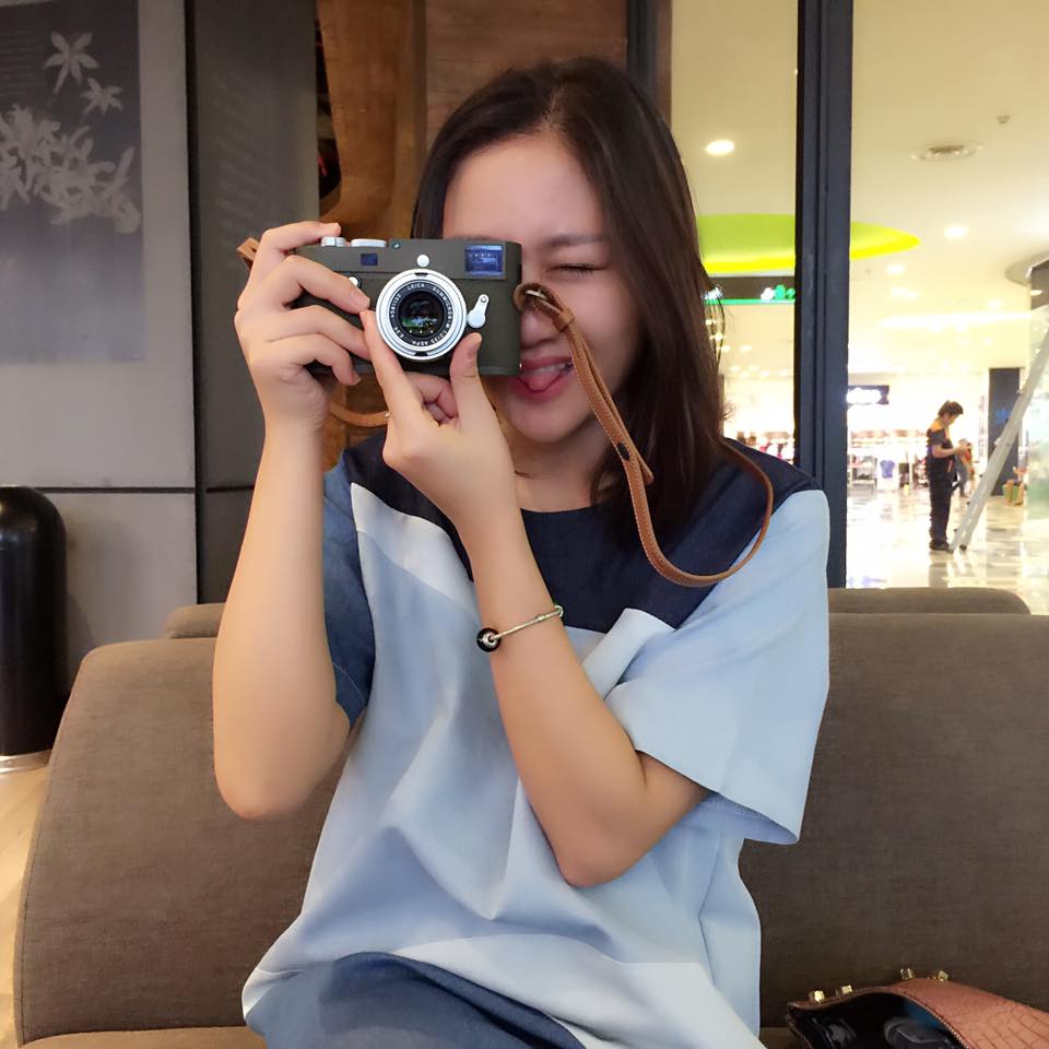 Văn Mai Hương “làm trò” với máy ảnh.