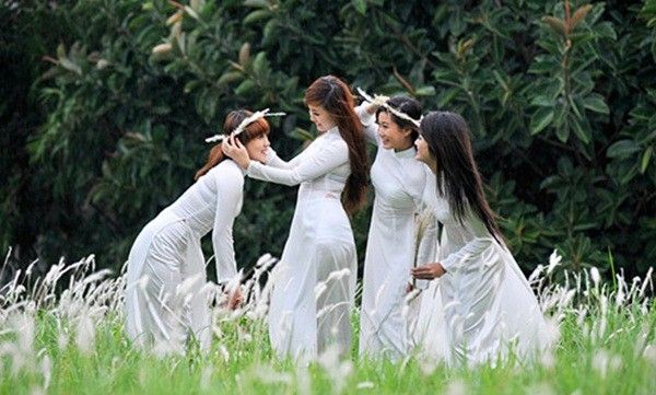 Và thời điểm này cũng là lúc các bạn trẻ Đà thành tìm về với sự yên bình, đẹp đẽ trên những bãi cỏ lau trắng muốt, trải dài.