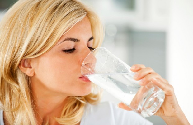 Uống nước đầy đủ cũng giúp tăng cường tâm trạng và loại bỏ các dấu hiệu mất nước (tình trạng mất nước thường diễn ra trong lúc bạn ngủ) vì vậy, sau khi ngủ dậy, cơ thể được cung cấp nước đầy đủ sẽ giảm vẻ mệt mỏi.