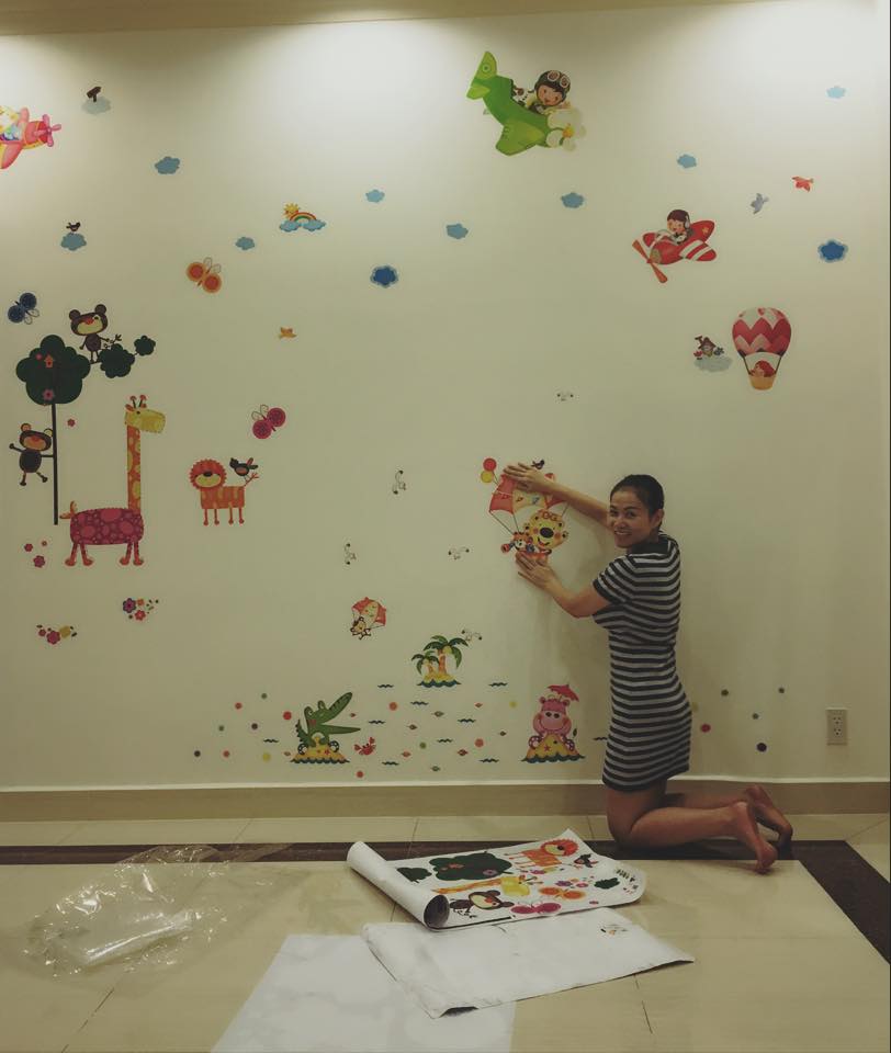 Thu Minh tất bật trang trí tường với 'Không gian đầy màu sắc và hình ảnh dành cho Gấu Con của Mẹ'.