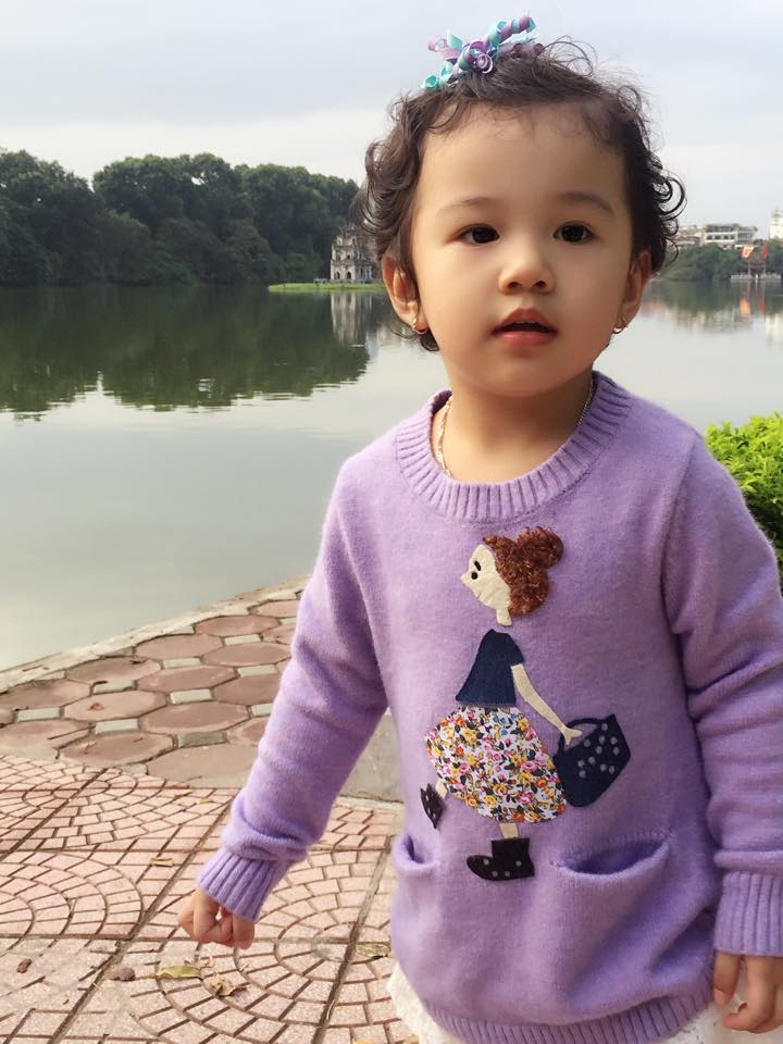 Jennifer Phạm khoe con gái siêu dễ thương 'Hà Nội ngày mát trời, em lên đồ đi lượn bờ hồ'.
