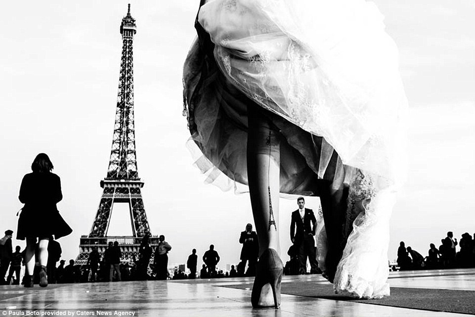 Bức ảnh bắt trọn tháp Eiffel.