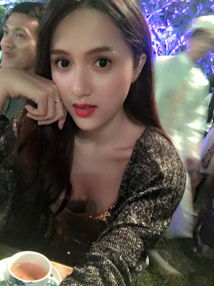 Hương Giang Idol sexy với phong cách thời trang thường ngày.