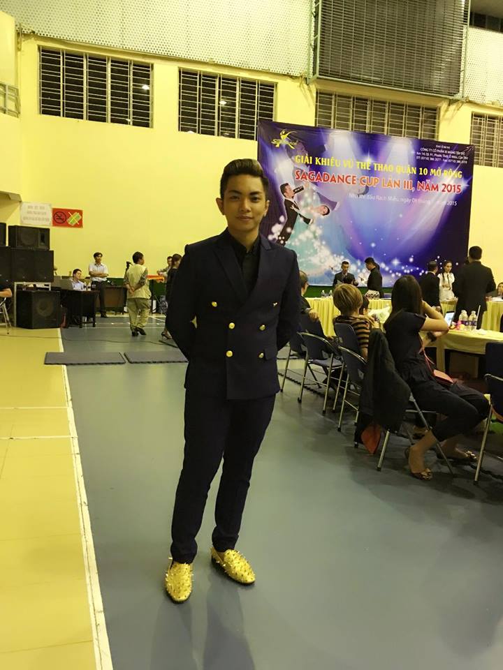Phan Hiển bảnh bao làm giám khảo một cuộc thi nhảy dancesport.