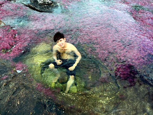 Ca sĩ Hồ Quang Hiếu thích thú khi được ngâm mình trong 'dòng sông tùm lum màu ở Colombia'.