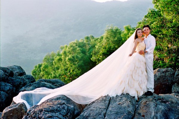 MC Huyền Ny hạnh phúc chia sẻ hình ảnh cưới cách đây 10 năm và hồi tưởng lại những kỉ niệm ngọt ngào với chồng mình.