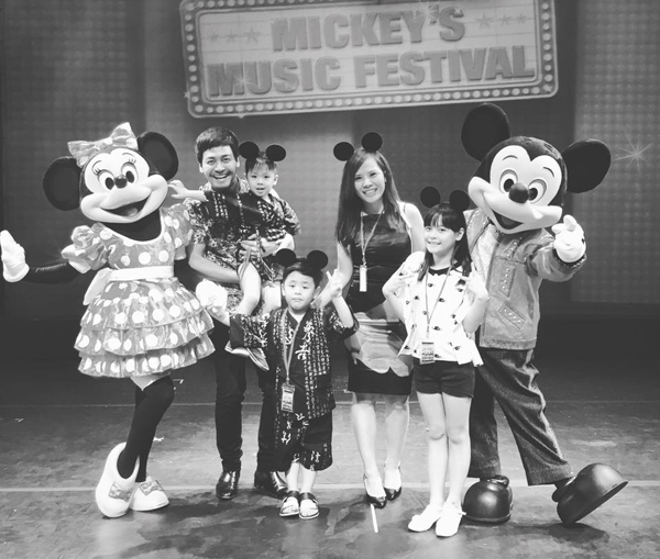 MC Phan Anh chú thích về khoảnh khắc hạnh phúc bên vợ và ba con: 'Nhà có nhiều Mickey'.