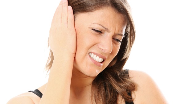Nghe kém - khi khối u phát triển đè lên loa vòi nhĩ thì sẽ gây ra các triệu chứng nghe kém, đau trong tai, điếc nhẹ. Vậy nên nếu thấy cơ thể xuất hiện những triệu chứng này thì bạn cũng nên cẩn thận.