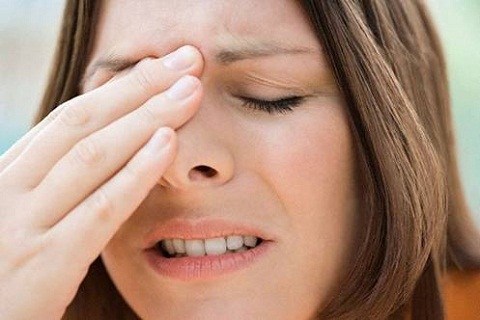 Các triệu chứng nhức đầu, ù tai, ngạt mũi rất dễ lầm lẫn với cảm cúm, các bệnh nội khoa về thần kinh mạch máu. Các bạn hãy lưu ý!
