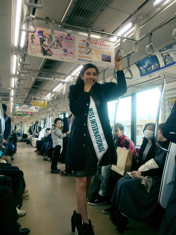 Thúy Vân 'Hôm nay Vân được đi thử tàu điện ngầm của Tokyo, ấn tượng là rất nhanh, sạch, lịch sự'.