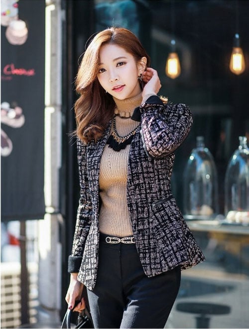 Blazer dạ dáng ngắn rất phù hợp với nữ công sở trong ngày lạnh. Bạn có thể mix cùng áo len hoặc áo thun mỏng khi gió mùa về