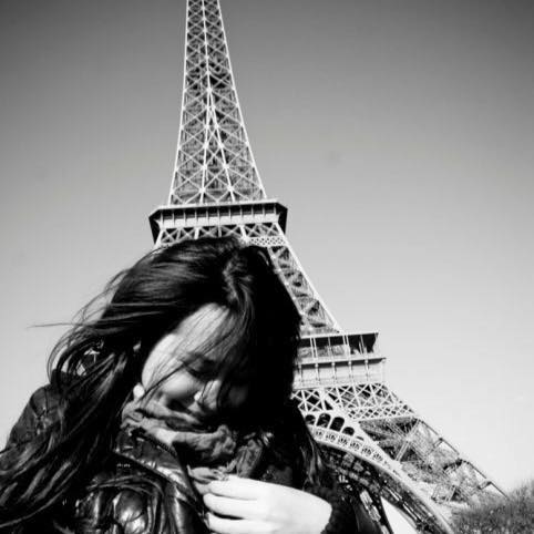 Lưu Hương Giang chia sẻ khoảnh khắc chụp hình kỷ niệm cùng tháp Effel nhằm tưởng nhớ các nạn nhân xấu số trong vụ nổ bom xảy ra tại Paris.