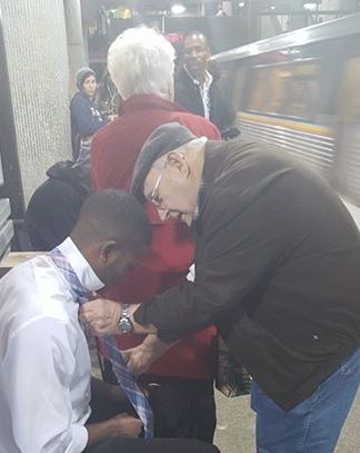 Cụ già dạy chàng trai trẻ cách thắt cà vạt ở ga tàu điện ngầm