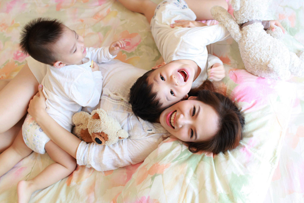 Diễn viên Đan Lê khoe khoảnh khắc hạnh phúc bên hai con trai bé bỏng, được nhiều người yêu thích.