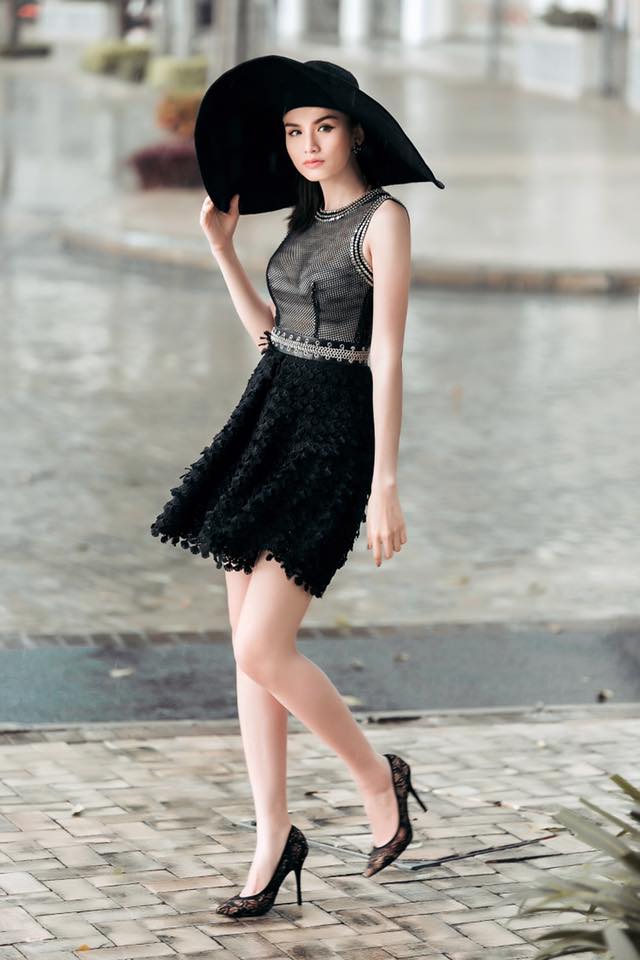 Hoa hậu Diễm Hương kiêu sa, lộng lẫy dạo bước trên phố 'Và khi con tim hát lời yêu thương'.