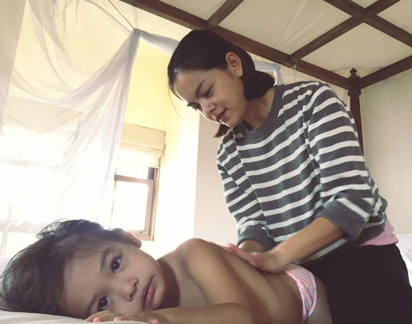 Ca sỹ Phạm Quỳnh Anh hào hứng massage cho công chúa nhỏ 'Rất hân hạnh được phục vụ'. Có thể thấy, con gái của giọng ca 'Bụi bay vào mắt' có gương mặt tương đối giống mẹ.