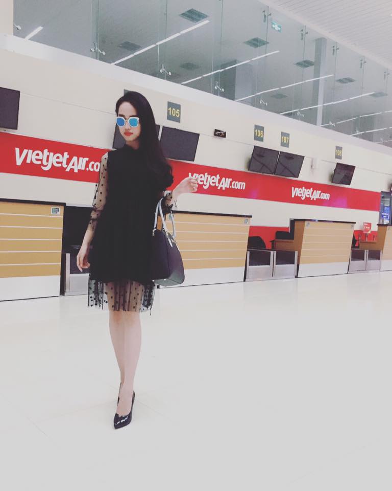 Thúy Vi xuất hiện tại sân bay Hà Nội khá sành điệu 'Vâng ! Bức ảnh được chụp tại Nội Bài khi chuyến bay bị delay'. Khá nhiều người cho rằng, với hình ảnh này, hotgirl 17 tuổi có nhiều điểm na ná Angela Phương Trinh.