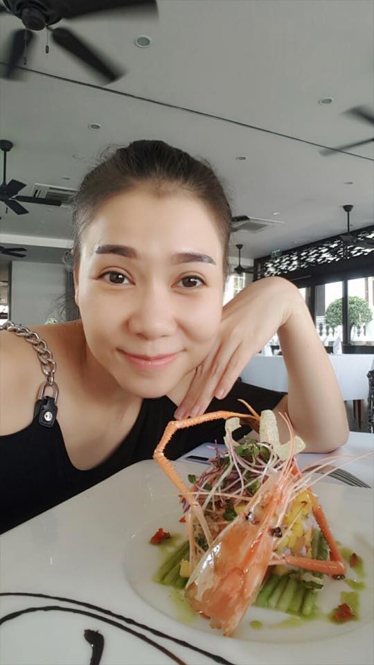 Thu Minh 'Mở cửa ra cho nắng sớm vào phòng,nắng cùng em hát và cũng chơi múa vòng... Chúc cả nhà 1 tuần mới,ngày mới thiệt là vui vẻ và đầy thành công nhé'.