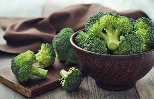 Ăn bông cải xanh có tác dụng giảm cholesterol hiệu quả và thải độc. Một chén bông cải xanh chứa 55 calo. Đây là nguồn protein, vitamin E và có thể chế biến thành súp, nướng hoặc luộc.