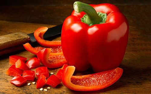 Một quả ớt chuông đỏ cỡ lớn cung cấp khoảng 300% nhu cầu vitamin C và 100% nhu cầu về vitamin A của cơ thể trong một ngày.