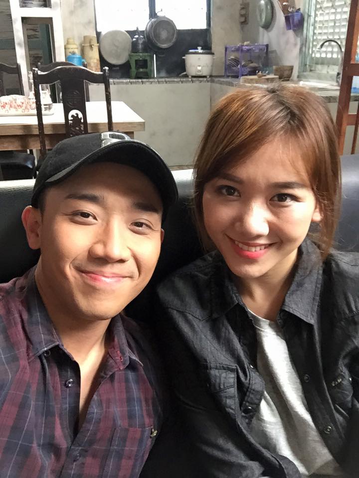 MC Trấn Thành selfile cùng người bạn diễn 'Tụi em đóng phim. Cặp này cũng được hen!!!'.