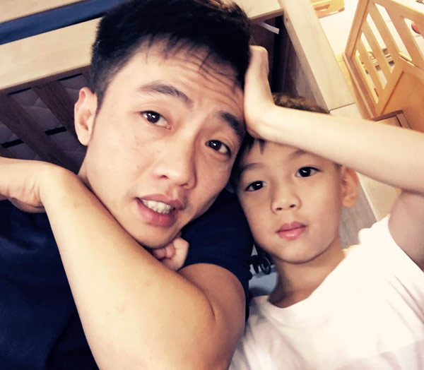 Sau những lùm xùm tình cảm với người đẹp Hạ Vi, Cường khoe hình selfie tình cảm cùng con trai Subeo 'Ăn sáng nhanh để đi học nào cậu hai'.