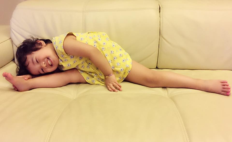 Jennifer Phạm khoe ảnh con gái siêu đáng yêu khi đang tập thể dục cùng dòng trạng thái 'Cùng tập thể dục buổi sáng với em Na nào hihi'.