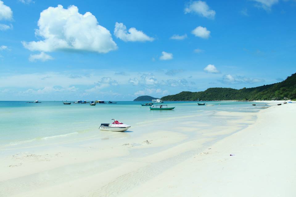 Nắng vàng, biển xanh, cát trắng là đặc sản của đảo Phú Quốc